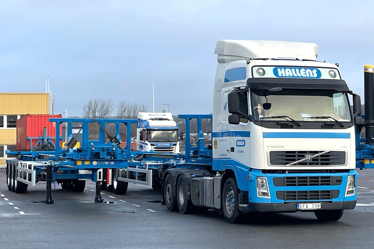 Tre extremt lätta containertrailrar med slidefunktion levererade av Kolstad